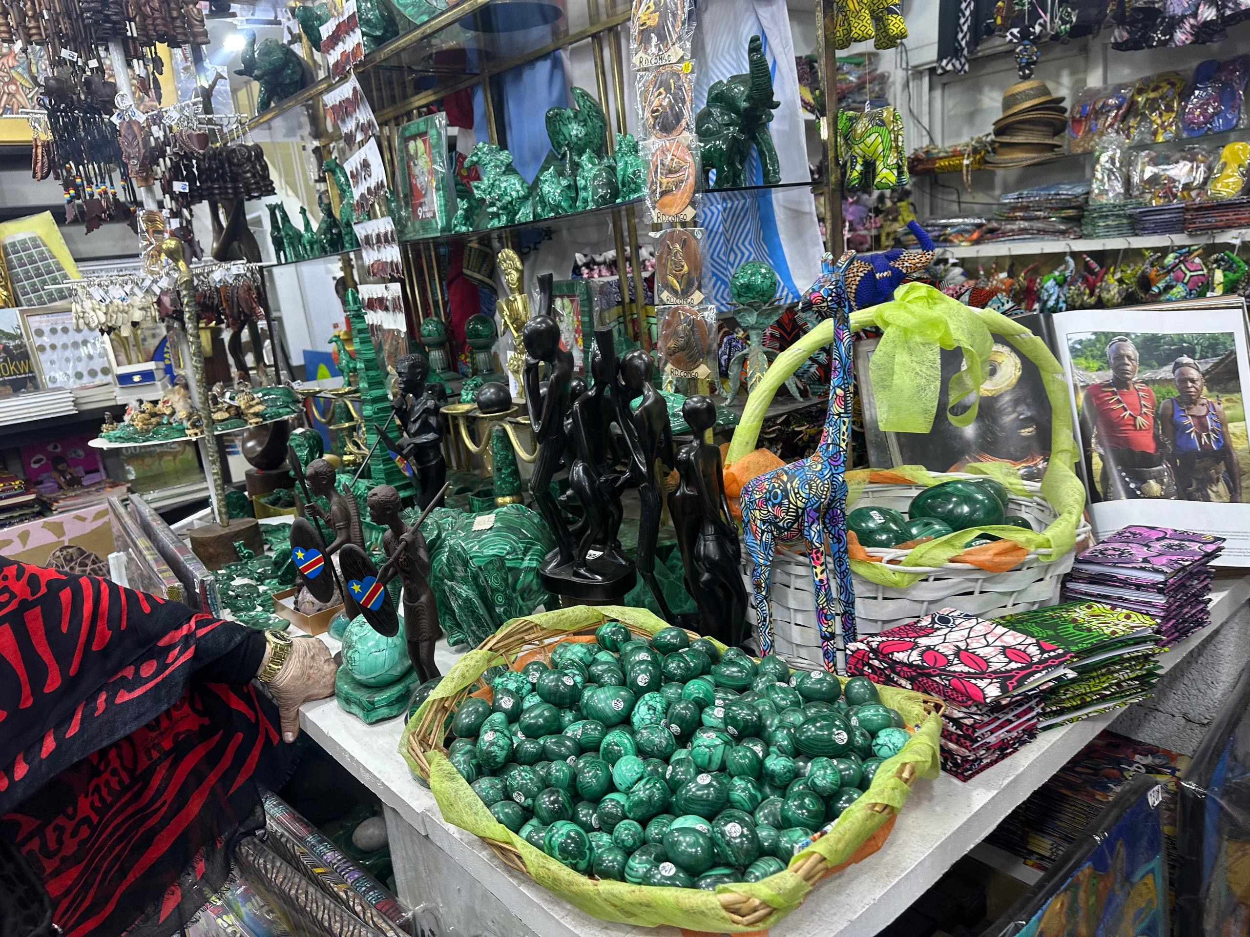 RDC : à Kinshasa, la malachite du Katanga change de vie entre les mains des artistes
