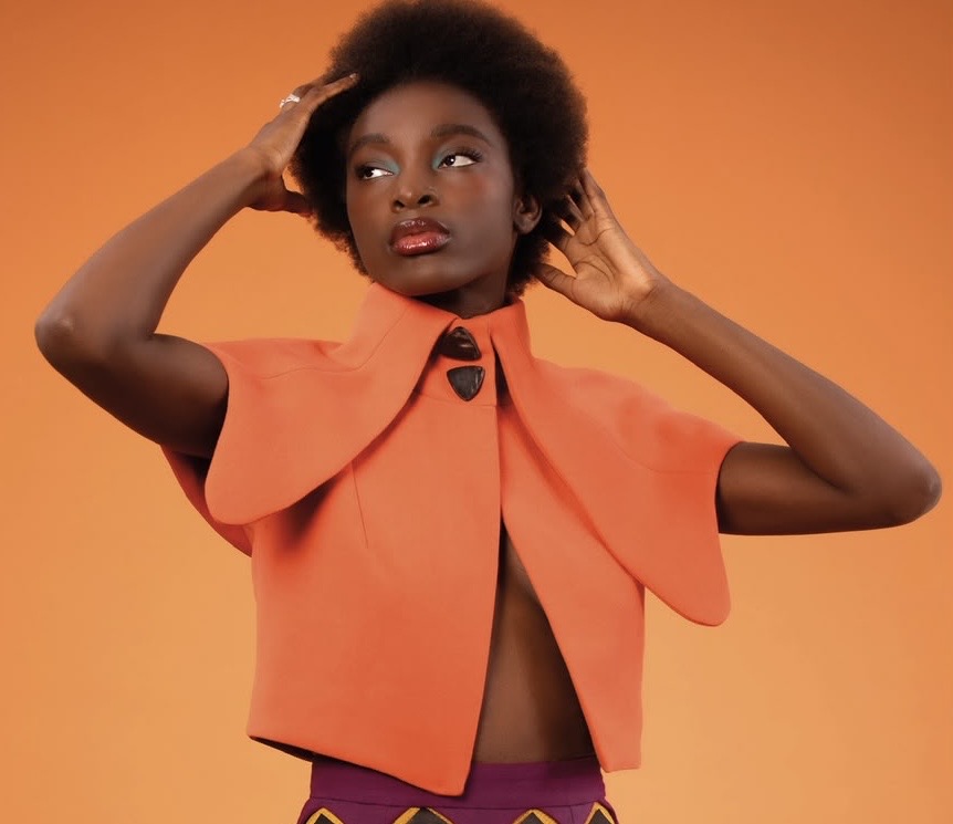 « Boîte crânienne » : Lydie Okosa revisite les héritages Mangbetu et Kuba à travers la mode contemporaine