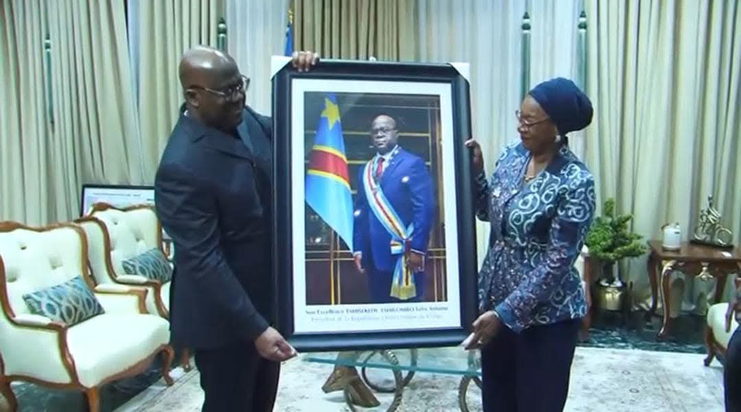 Ministère de la culture : Yolande Elebe offre le président  Félix Tshisekedi son portrait