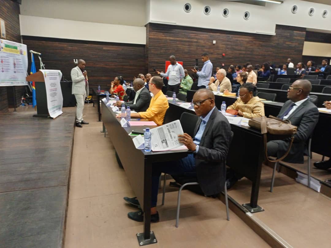 Société : 45 étudiants de l’Université de Kinshasa défendent leurs mémoires à l’INRB