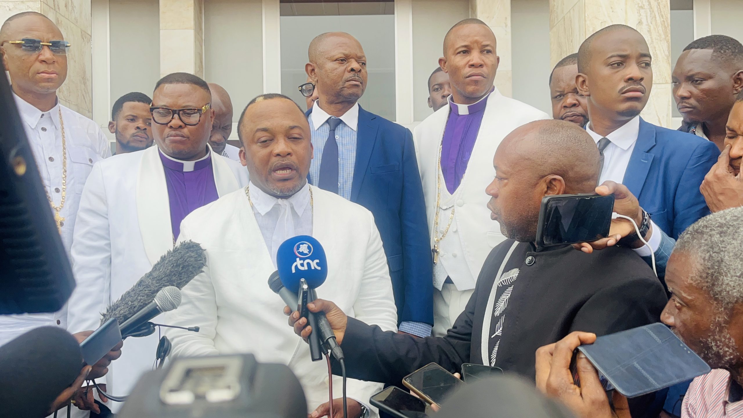 «  L’heure est passée de prendre l’argent des politiques et de défendre leurs causes sous prétexte de rechercher la paix» (Dodo Kamba à la CENCO et ECC)  