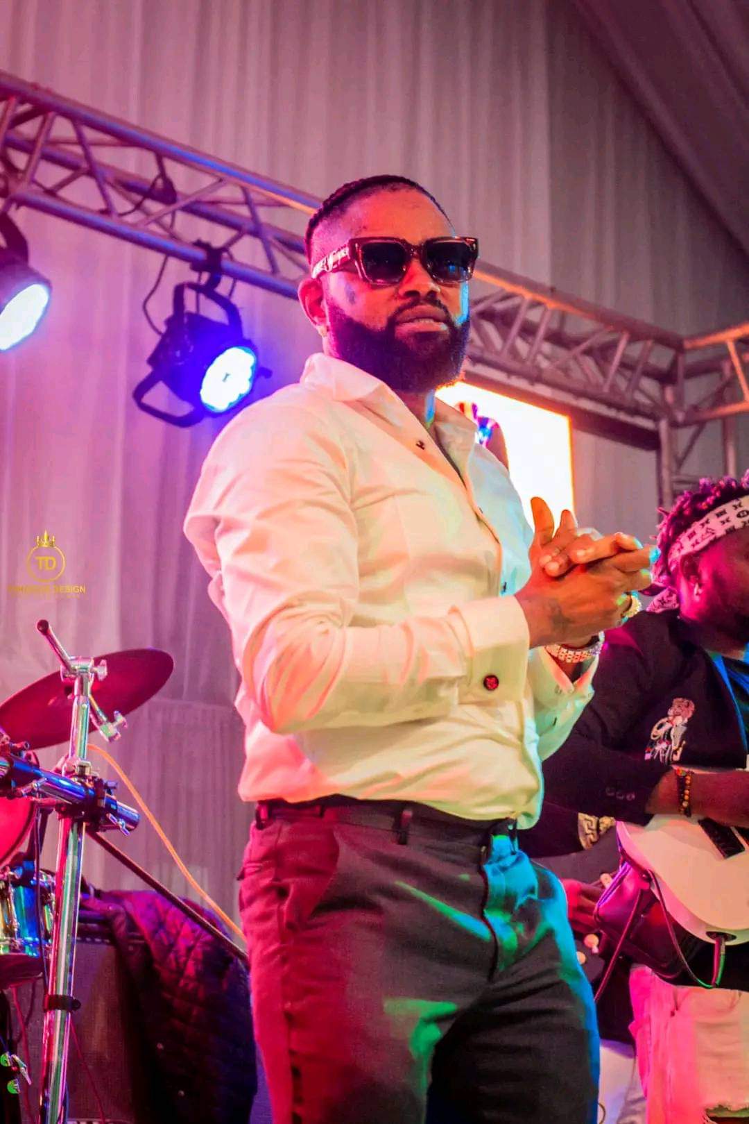 Musique : Ferré Gola annonce la sortie du documentaire de son concert au Stade des Martyrs