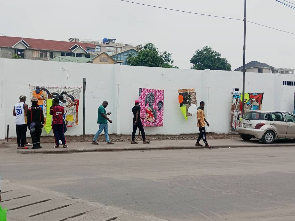 Arts de la rue : Les œuvres de Rodrigo Gukwikila sur les murs de Hortensia retiennent l’attention de Kintambo