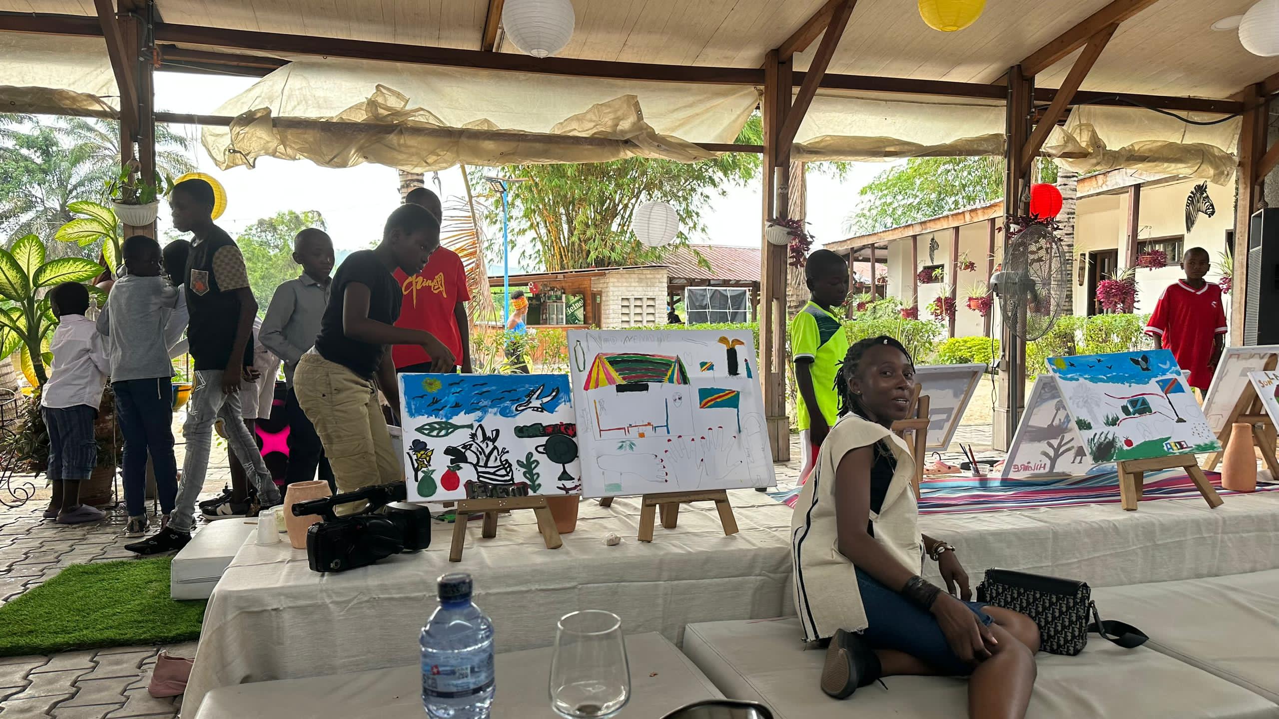 Espace observé : formés,  les enfants du quartier Kindobo ont produit des œuvres pour l’exposition