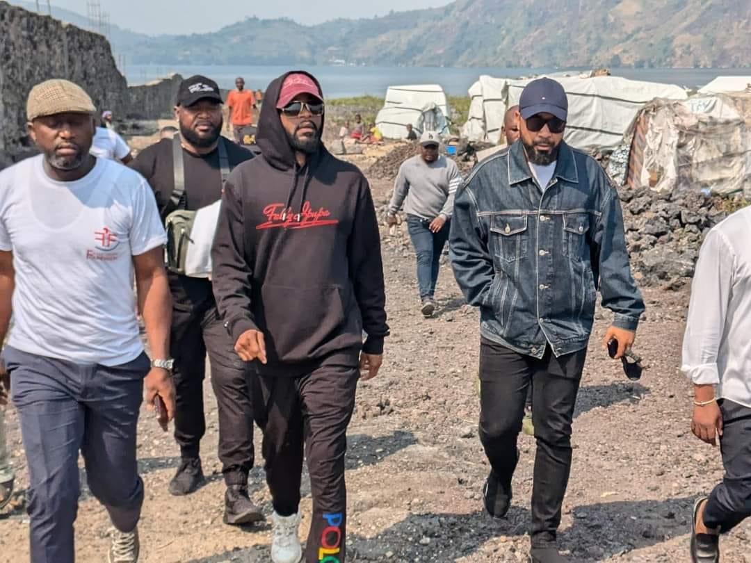 Fally Ipupa visite un camps de déplacés près de Goma