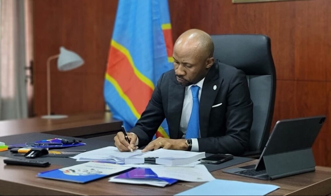 La « Salubrité » médiatique :  Patrick Muyaya déconnecte des chaînes TV non conformes !