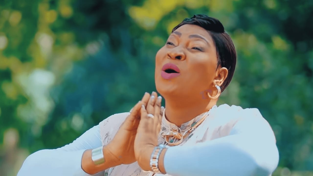 Musique : L’artiste Tiakola rend hommage à L’Or Mbongo