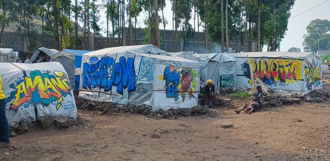 Camp des déplacés à Goma : Des abris de fortune transformés en galerie d’art !