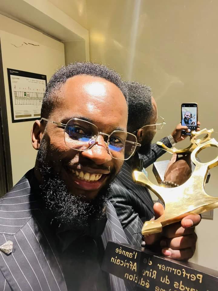 L’humoriste Herman Amisi « Daddy » remporte le prix du meilleur Performance aux Awards du rire africain à Niamey