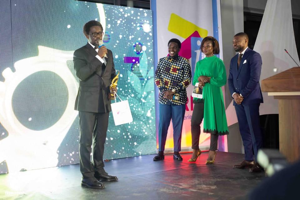 « Cet honneur (Prix Lokumu arts.cd) est aussi un défi que vous me lancez », Henri Kalama