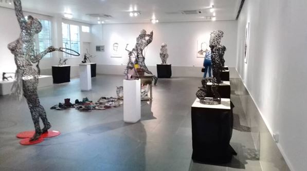 Expo: Des sculptures métalliques d’Isaac Mondele à l’honneur à l’Institut français de Kinshasa