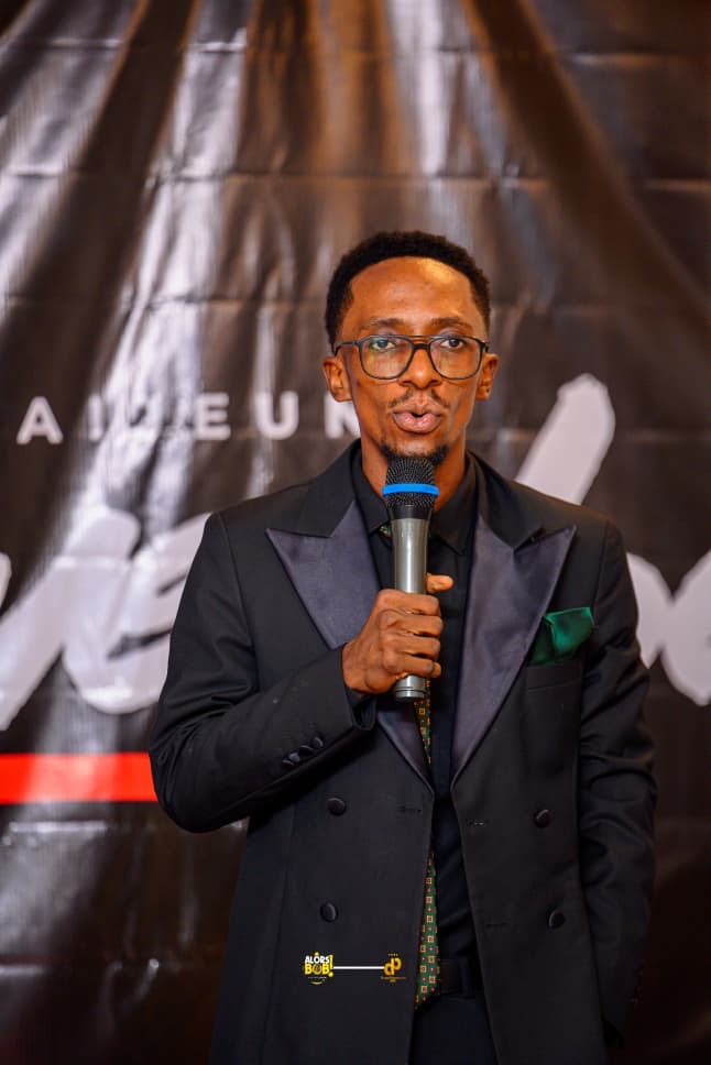 Humour |One Man Show : « Alors Bob »,  les premiers pas prometteurs de l’humoriste Bob Kayemba à Kinshasa