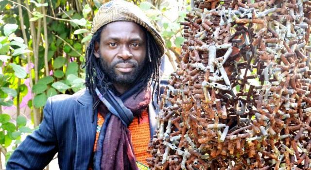 Freddy Tsimba expose une statue fabriquée avec des douilles de zone de conflit !