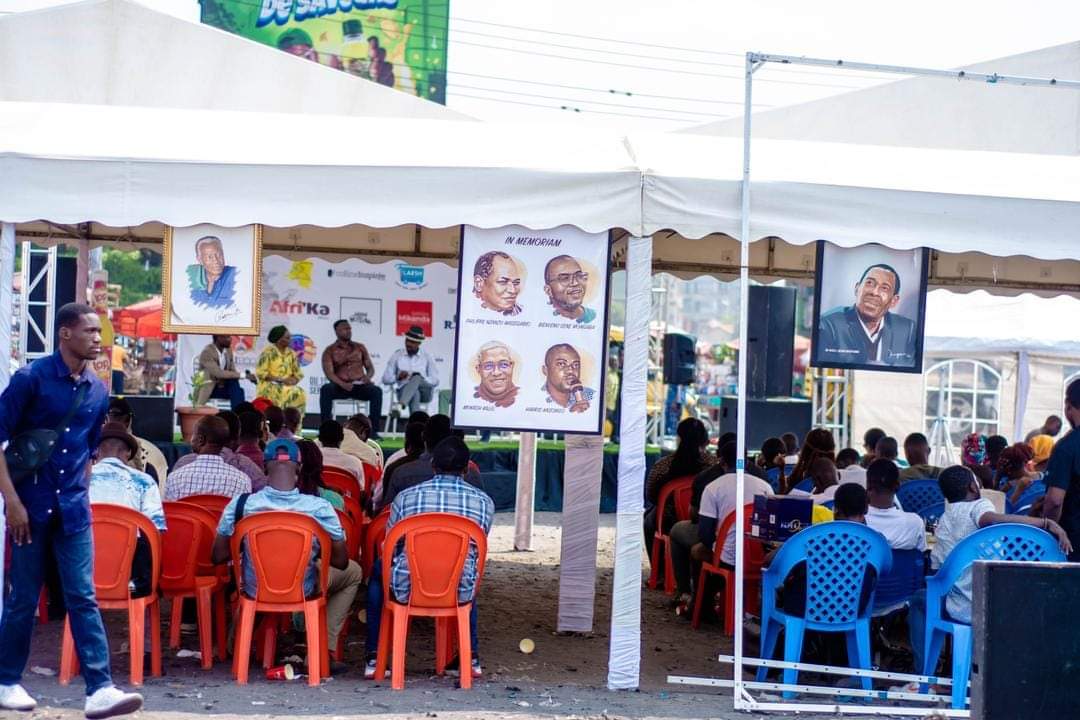 Grande Rentrée littéraire de Kinshasa : Rond-point Huileries « envahi » par les écrivains congolais