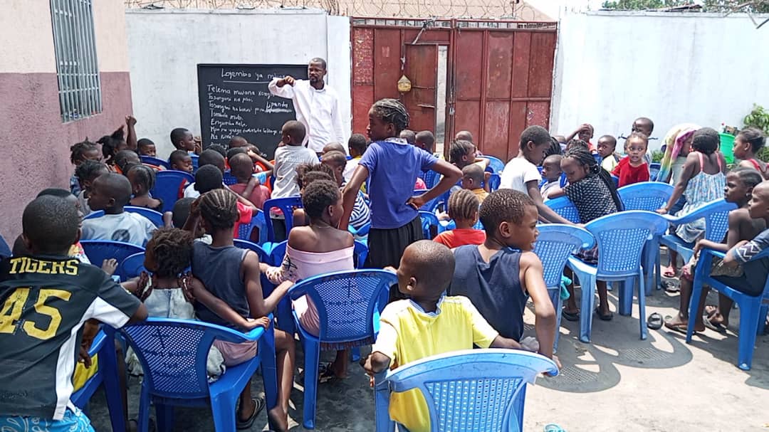 Kimbaseke : Plateforme «Toyekola » de Edimo Lumbidi enseigne les enfants l’hymne national en lingala !