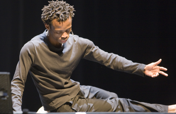Faustin Linyekula en performance online aux Musées Tate Londres