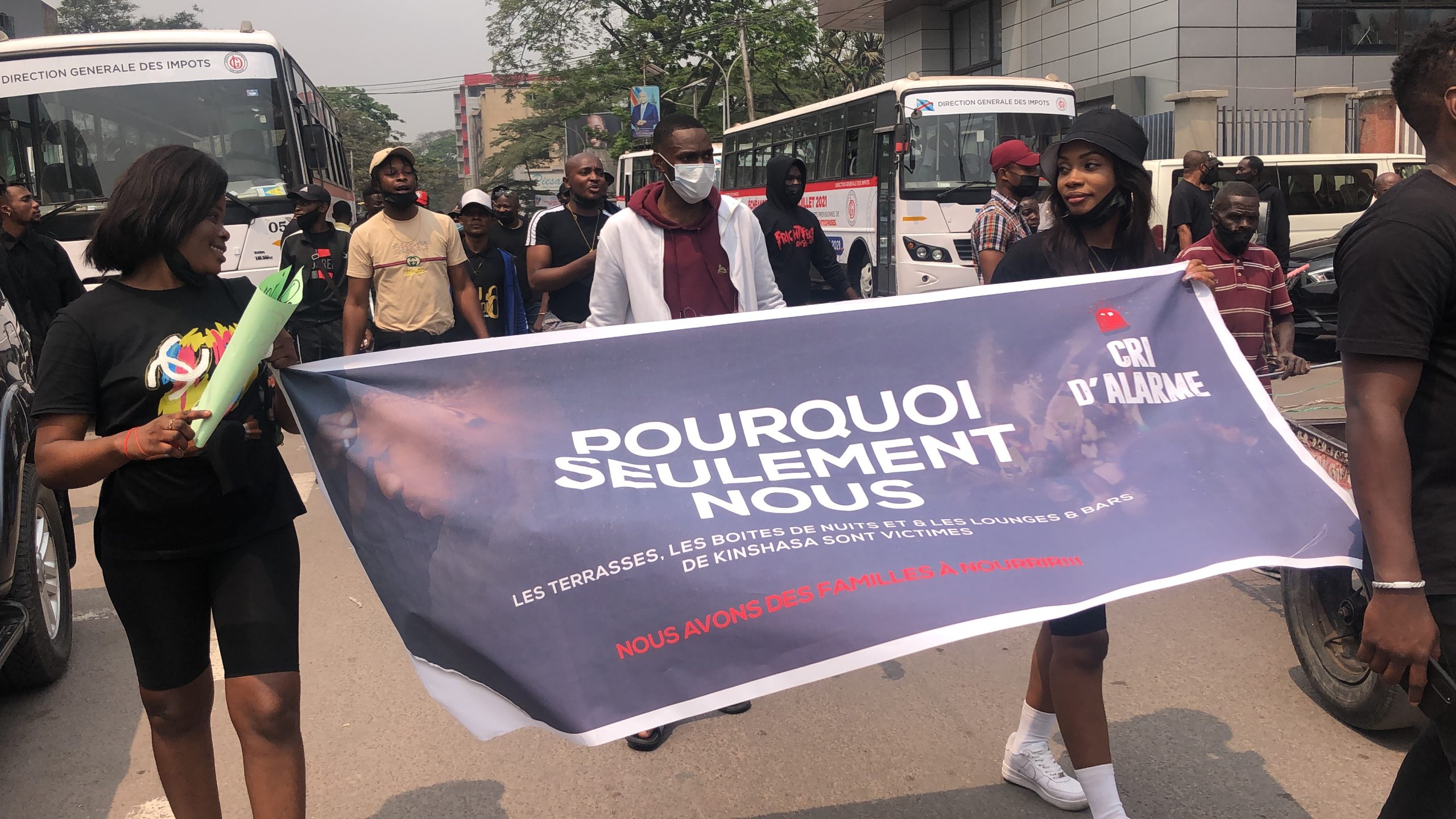 Covid : DJs, tenanciers et serveurs à l’Hôtel de ville pour réclamer la réouverture de leurs lieux de travail