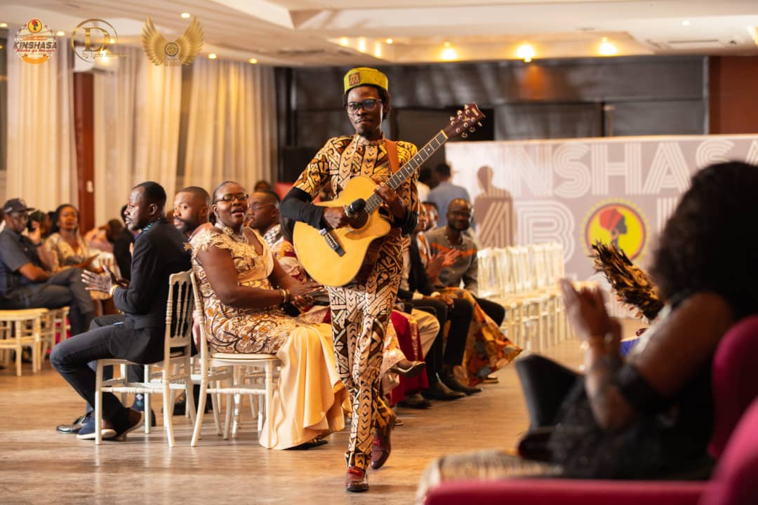Découverte : Emmanuel Makaka « Mak’Arts » à la croisée entre la mode et la musique !