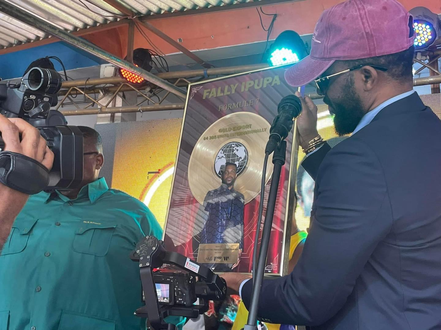 Musique : Fally Ipupa partage « son disque d’or » avec la famille Franco Luambo