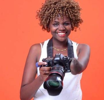 Zoom sur une photographe congolaise qui a perdu ses bras !