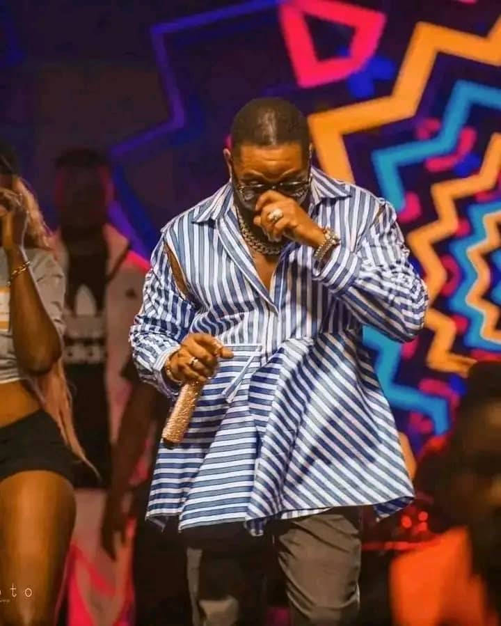 Musique : Ferré Gola et sa robe chemise au cœur d’une polémique !