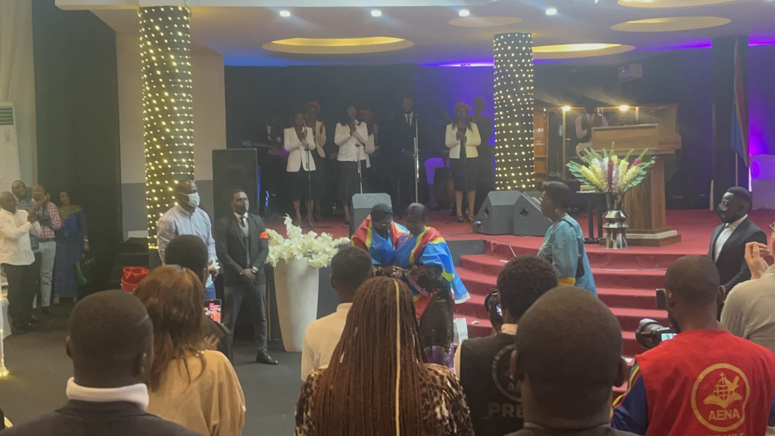 Société civile : Cathy Kalanga honore le Pasteur Joelle Kabasele pour ses messages d’éveil patriotique