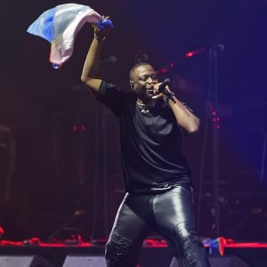 Dadju sur la scène de Accor Arena avec le drapeau de la RDC pH. Tiers 
