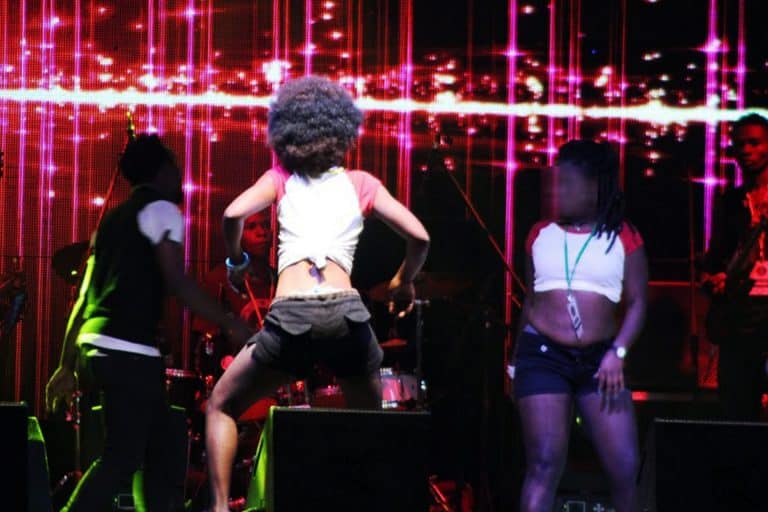 Libre Opinion : Quel statut pour les danseuses des groupes musicaux ?