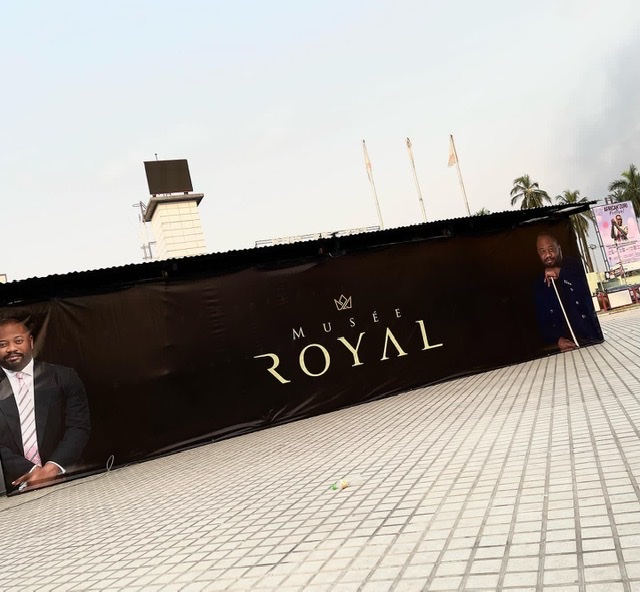 Moise Mbiye sort l’album « Royal » dans son « Musée royal » à la gare centrale de Kinshasa 