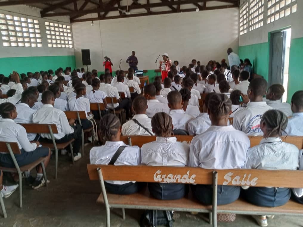 Journée internationale de la fille : Joëlle Bile conscientise les élèves de Kinsenso sur les droits humains