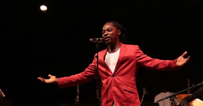 « Etre au-dessus, c’est s’élever au rang de son humanité (…) », (Peter Komondua)