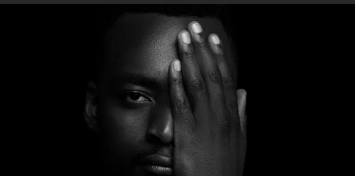 « Plume Libre », Pac Mesrimes slam(e) les dossiers tabous en noir blanc