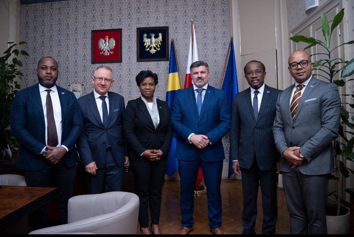 Pologne: Tenge Litho en Varsovie pour des partenariats pour la gestion et protection des données ! 