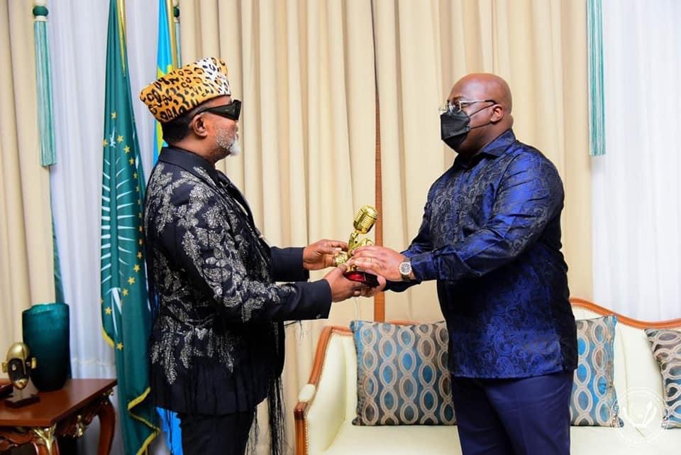 Ambassadeur : Koffi Olomide (aussi) reçoit son passeport diplomatique
